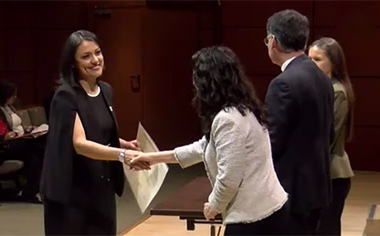 Diana Alexandra Corredor recibe su diploma de Maestría 