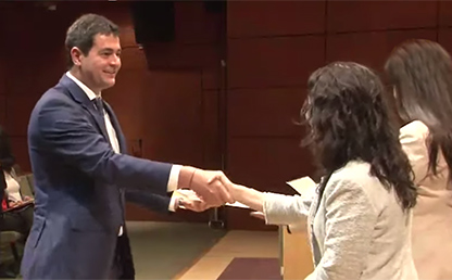 Santiago Bonilla recibe su diploma de Maestría