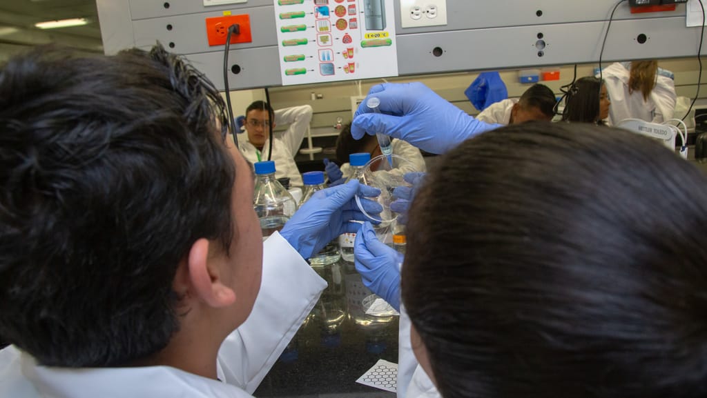Foto de dos jóvenes durante un experimento en un Club de Ciencia en la Universidad de los Andes