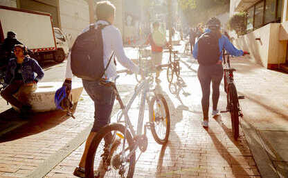 Foto de estudiantes en bicicleta