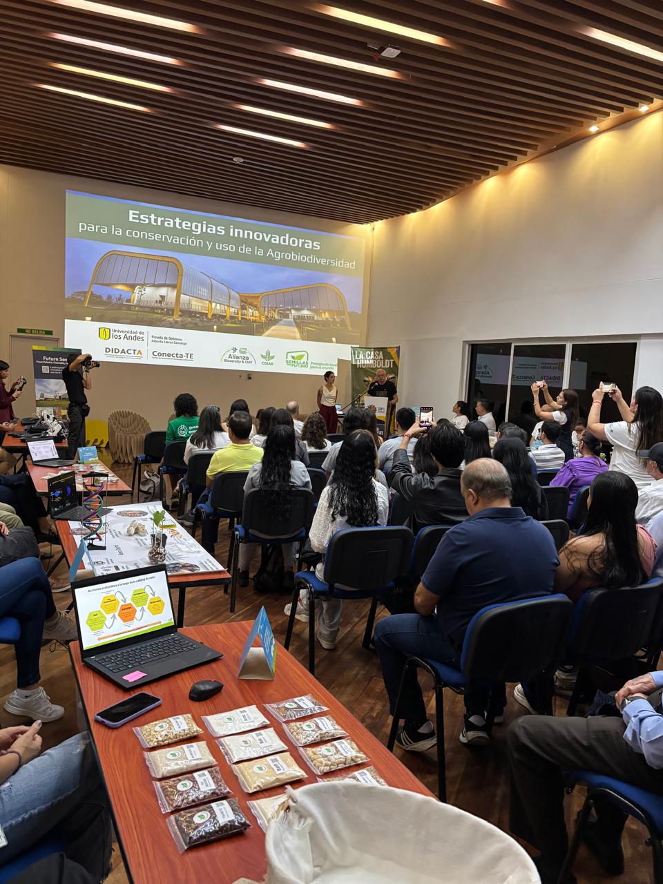 Personas reunidas en auditorio