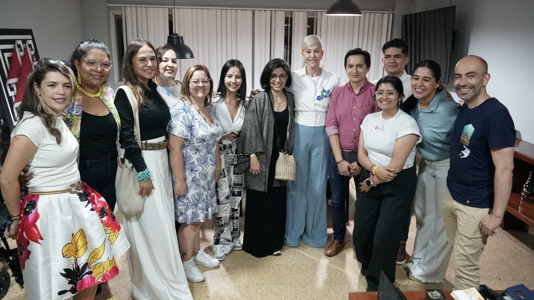 El equipo de la Universidad de los Andes, liderado por la vicerrectora de Investigación y Creación Jimena Hurtado, junto a la gobernadora del Valle, Dilian Francisca Toro.