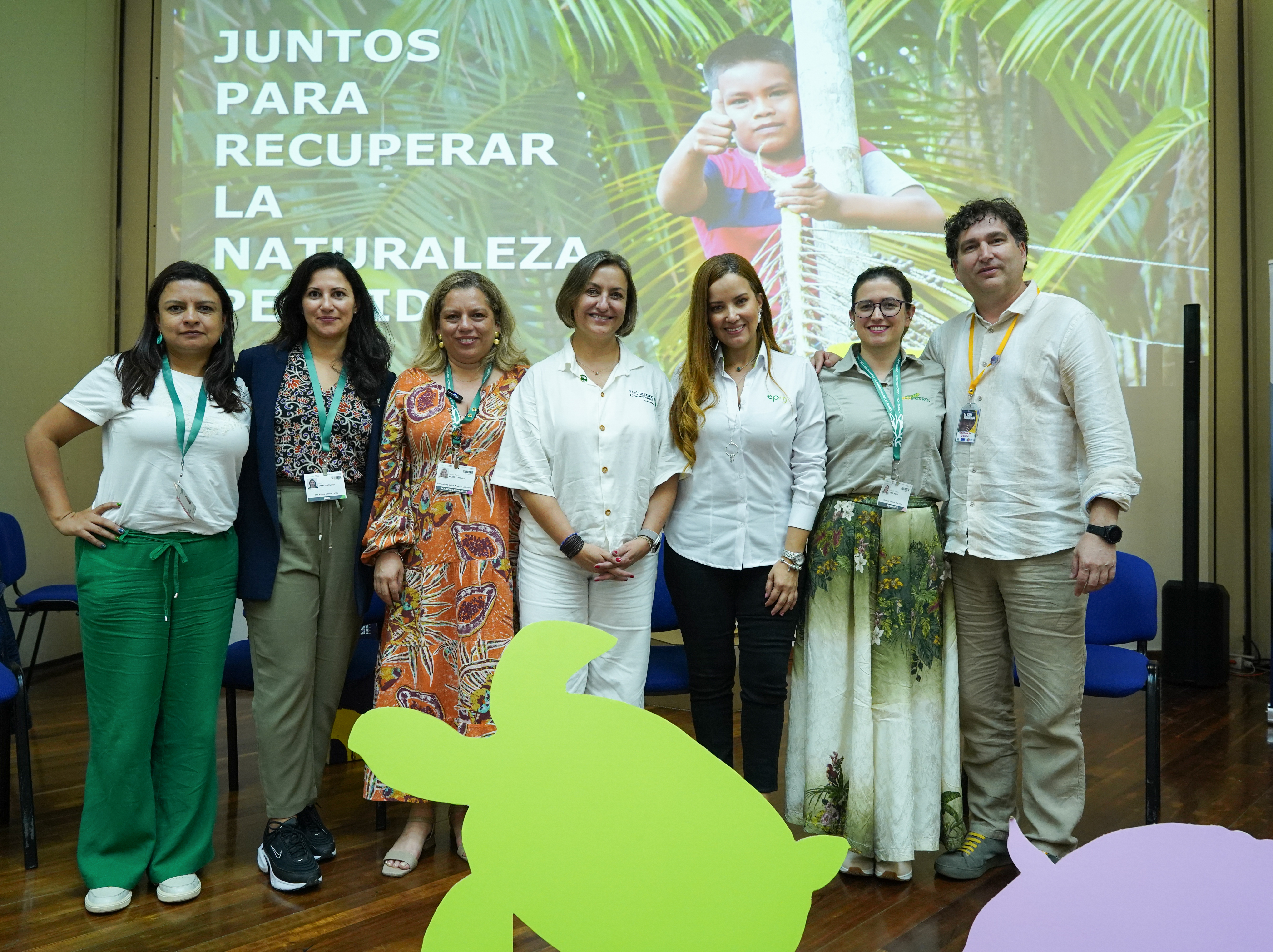 Personas reunidas en panel en la COP16