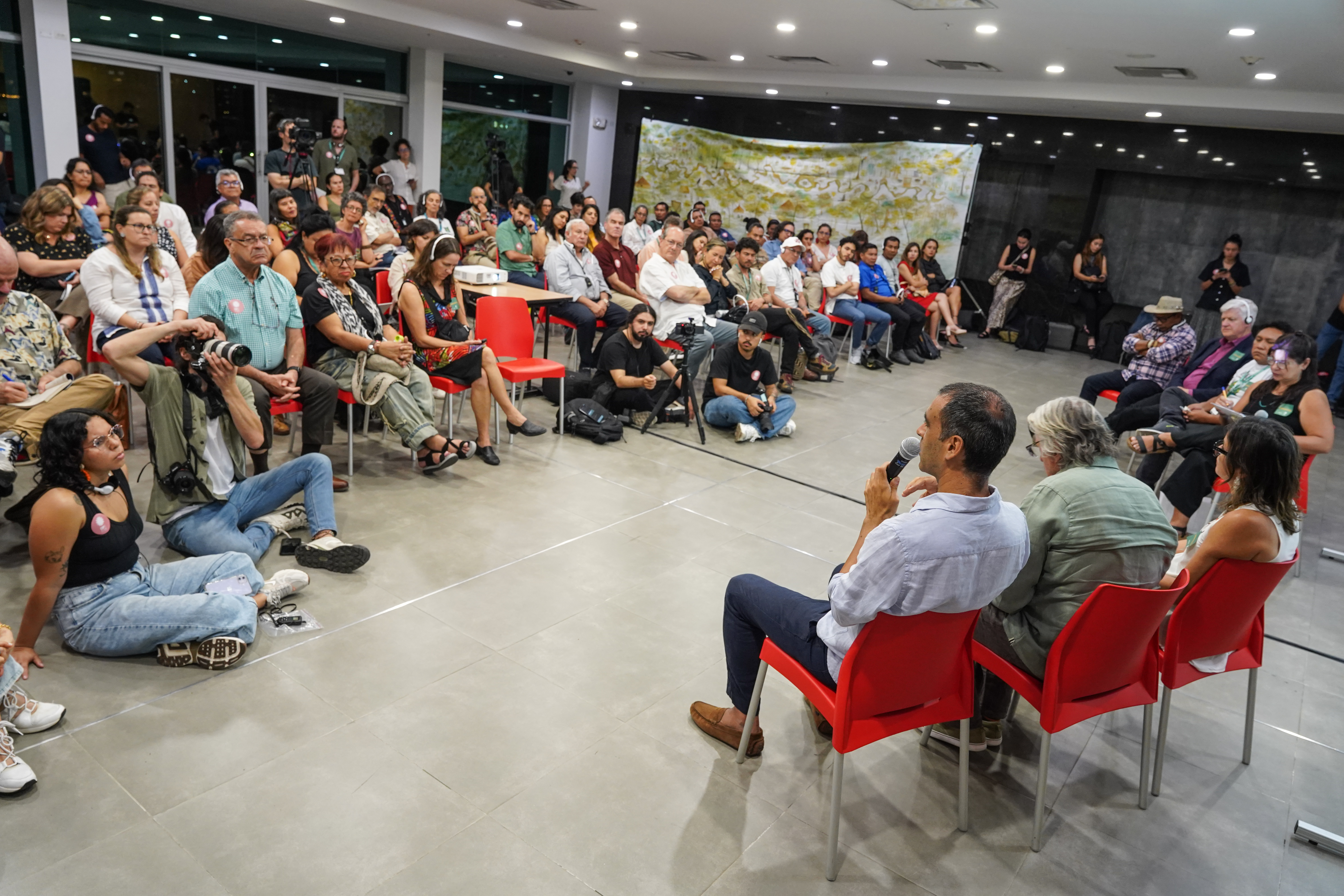 Personas en un diálogo en la COP16