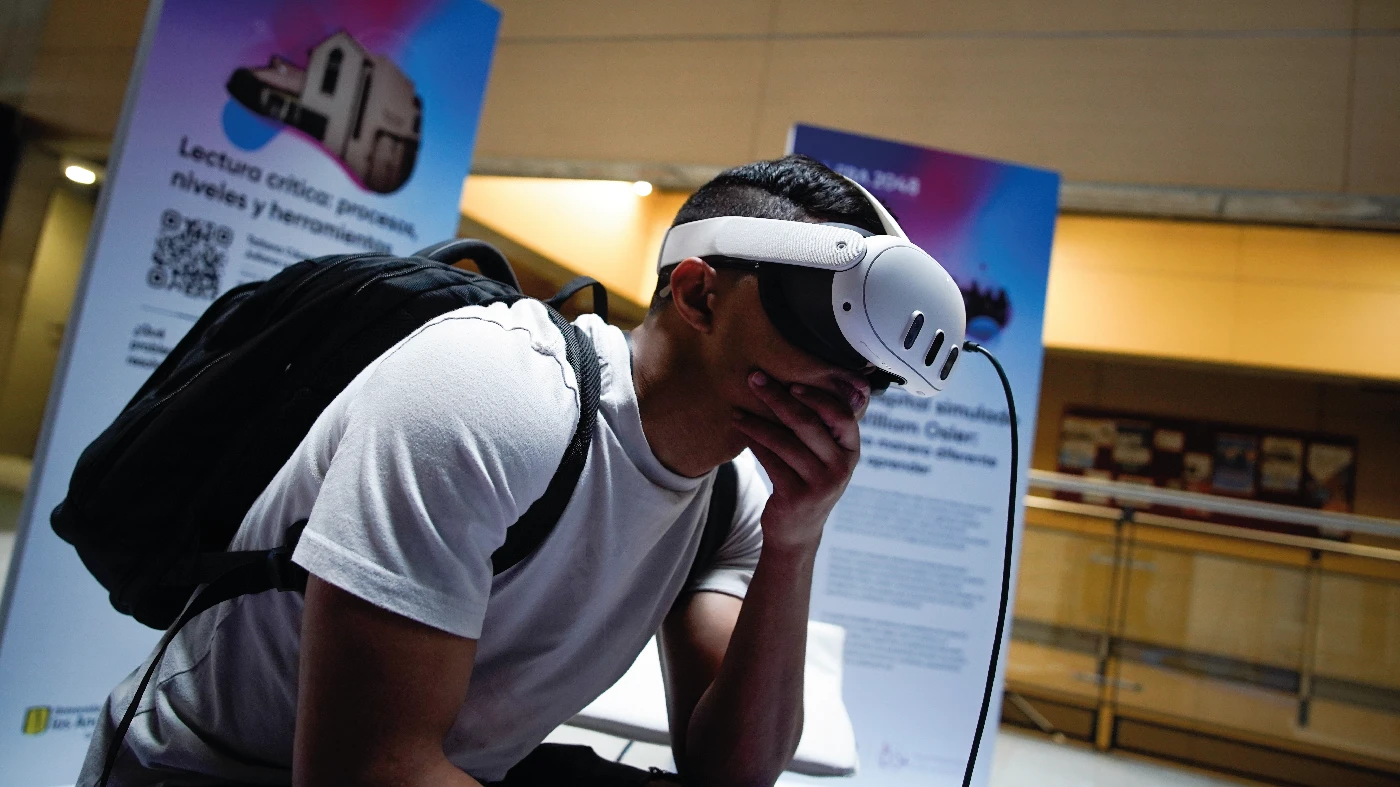 Un joven usa gafas de realidad virtual para conocer los desarrollos de la Universidad.