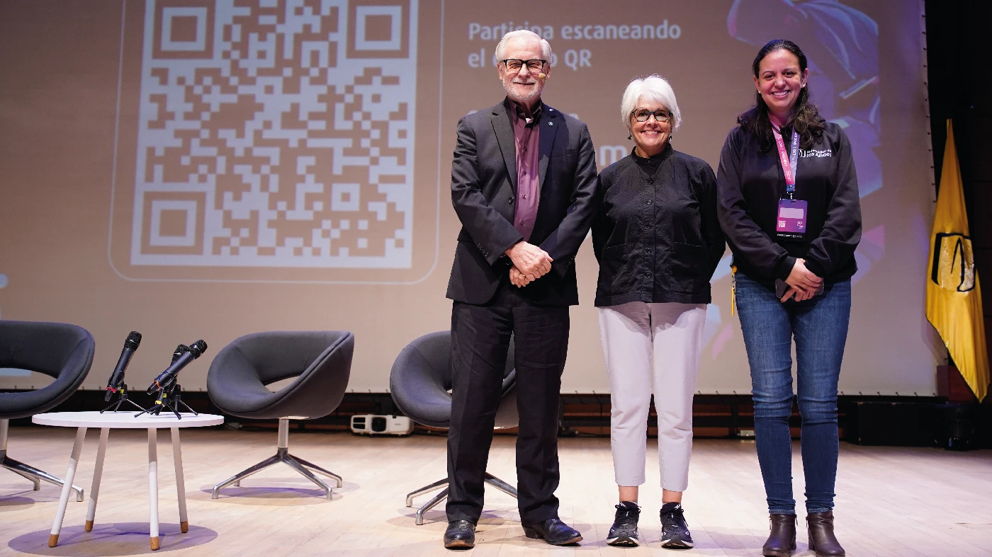 La vicerrectora académica, Silvia Restrepo, junto a Peter Bishop y Susan Grajek.