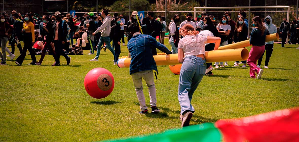 Estudiantes jugando y haciendo actividades 