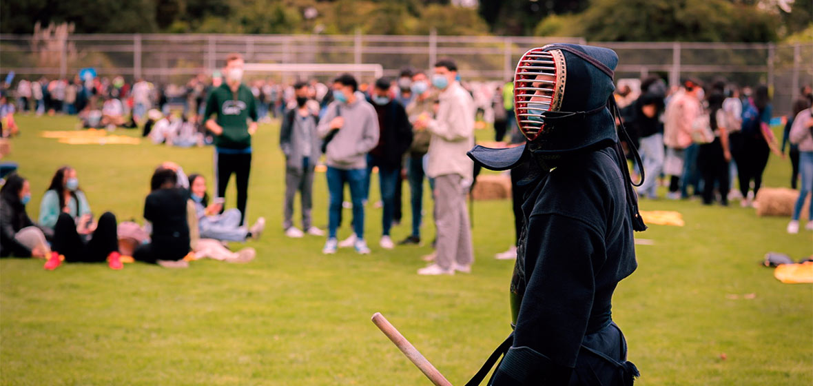 Estudiantes practicando Kendo