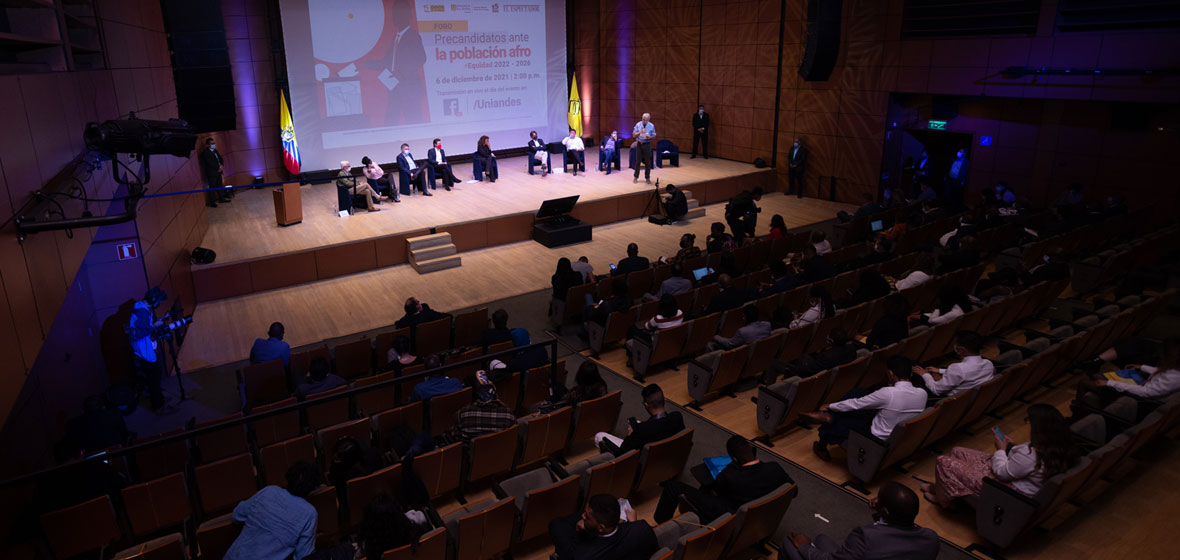 Hombres y mujeres sentados en un auditorio