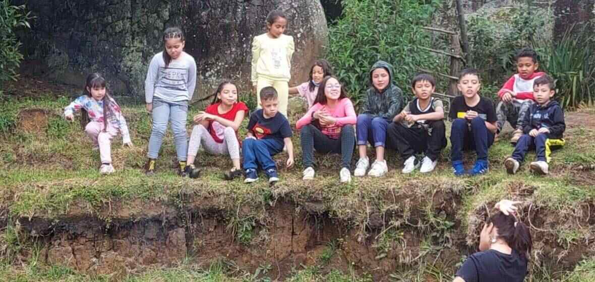 Taller con niños en parque de Soacha