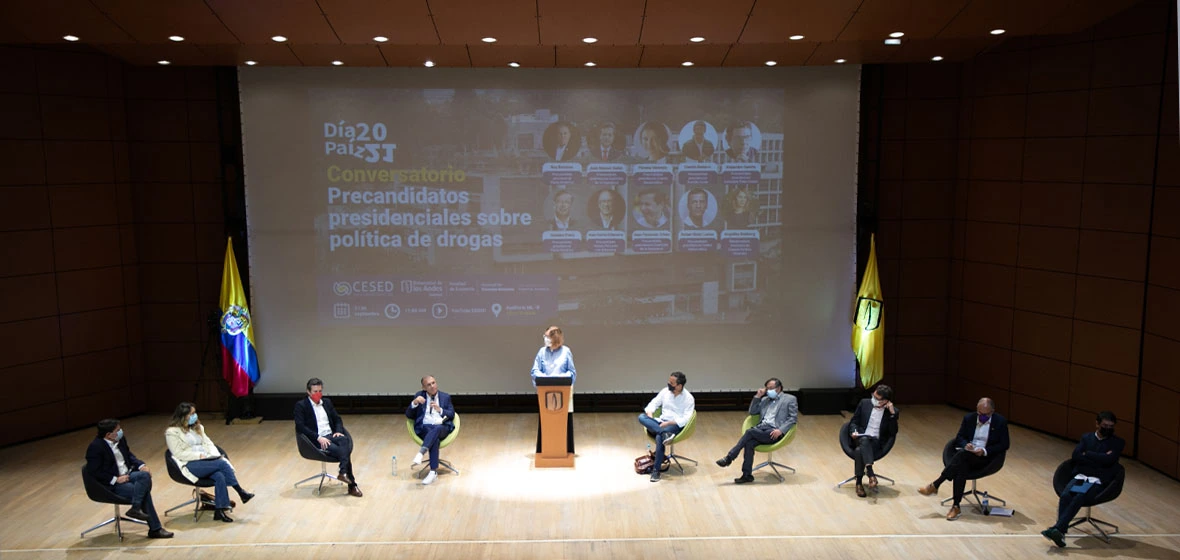 Foto panorámica del debate de precandidatos presidenciales en Uniandes.