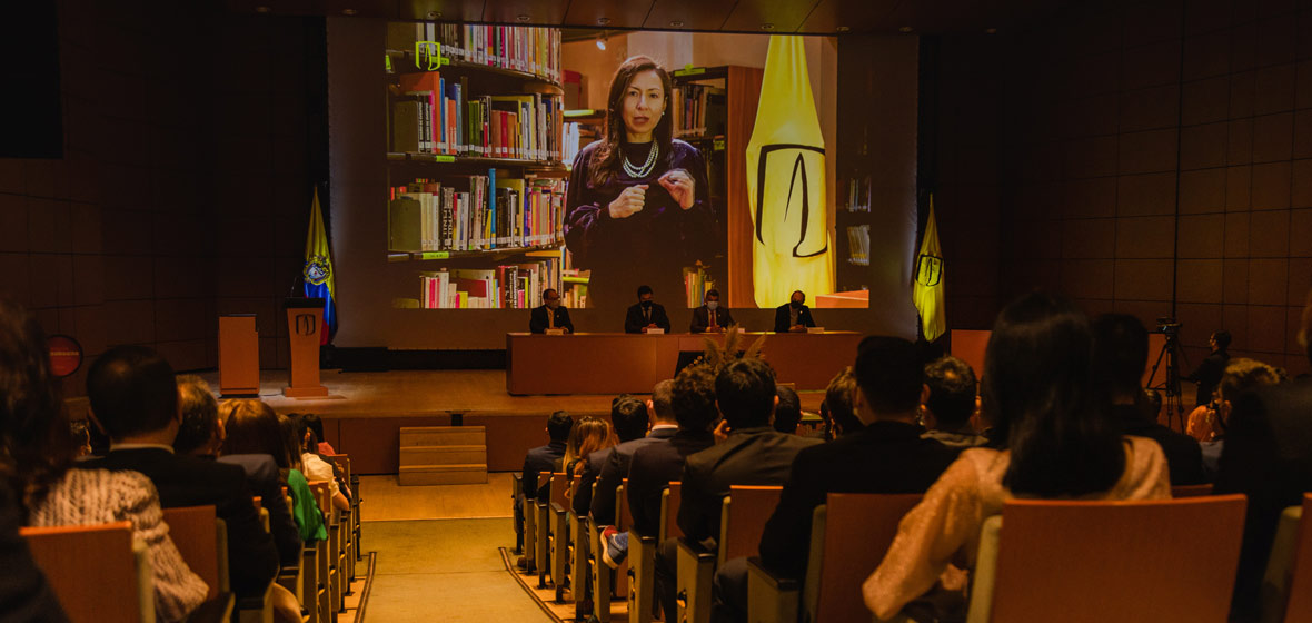 auditorio mario laserna y estudiantes 