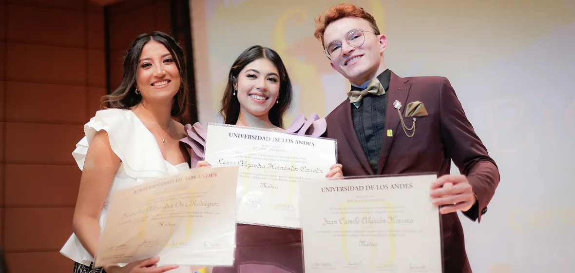 Foto graduandos de medicina Uniande