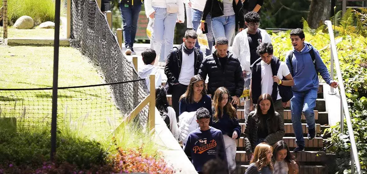 Inductores dan un recorrido del campus a los nuevos estudiantes.