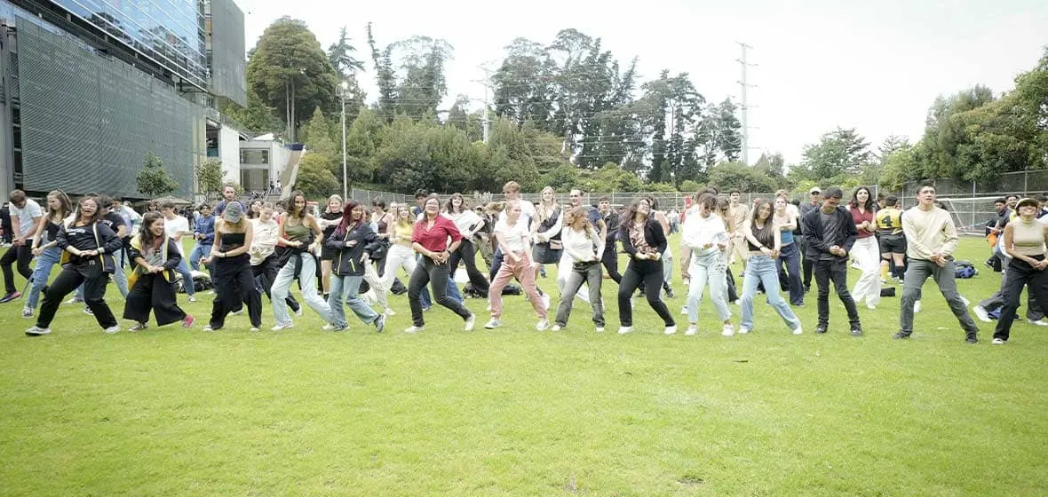 En Los Andes también se baila, estudiantes e inductores unidos en una coreografía.