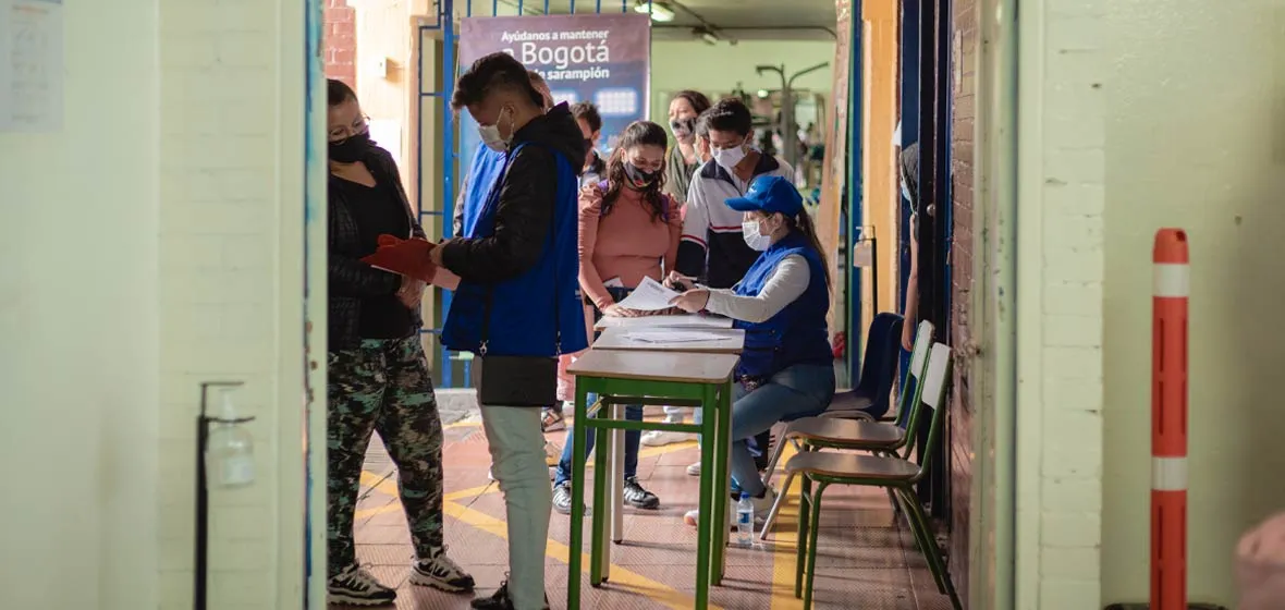 Jornada de vacunación en un barrio de Bogotá