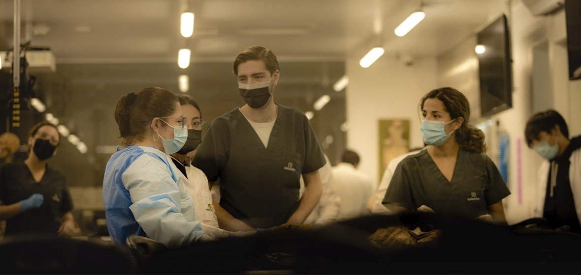 Adriana y estudiantes de medicina en el laboratorio