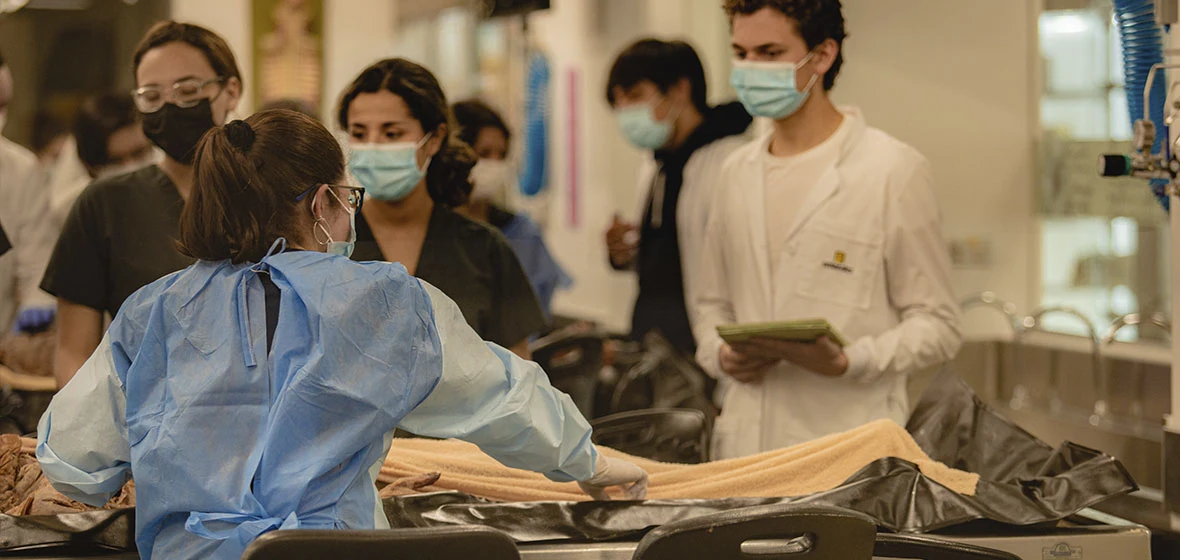 Adriana y estudiantes de medicina en el laboratorio 