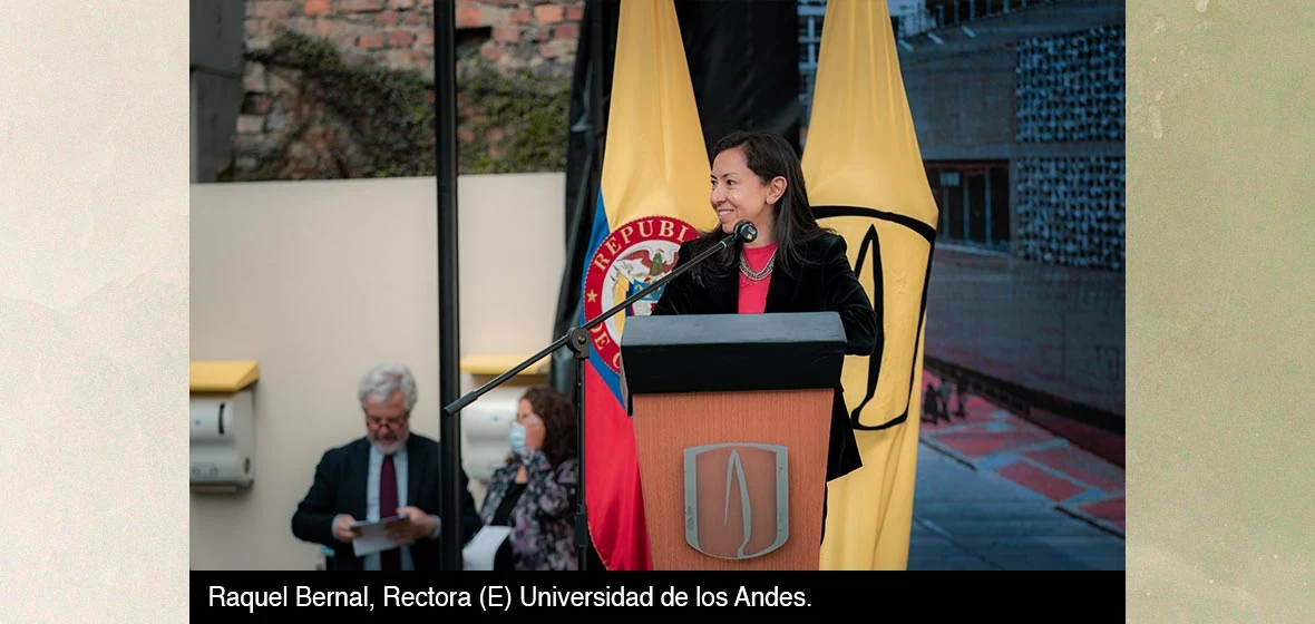 Rectora en el podio dando palabras