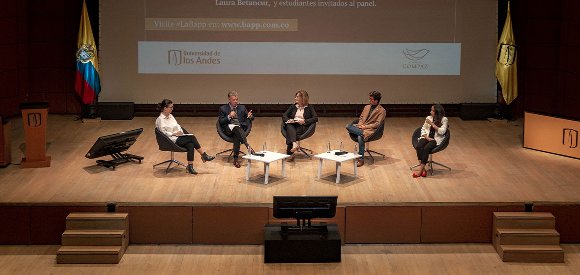 De izquierda a derecha: Laura Betancourt, Juan Manuel Santos, Angelika Rettberg, Andrés Mauricio Tolosa y Tatiana Niño.