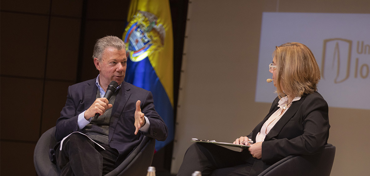 Juan Manuel Santos, expresidente de Colombia, y la politóloga Angelika Rettberg