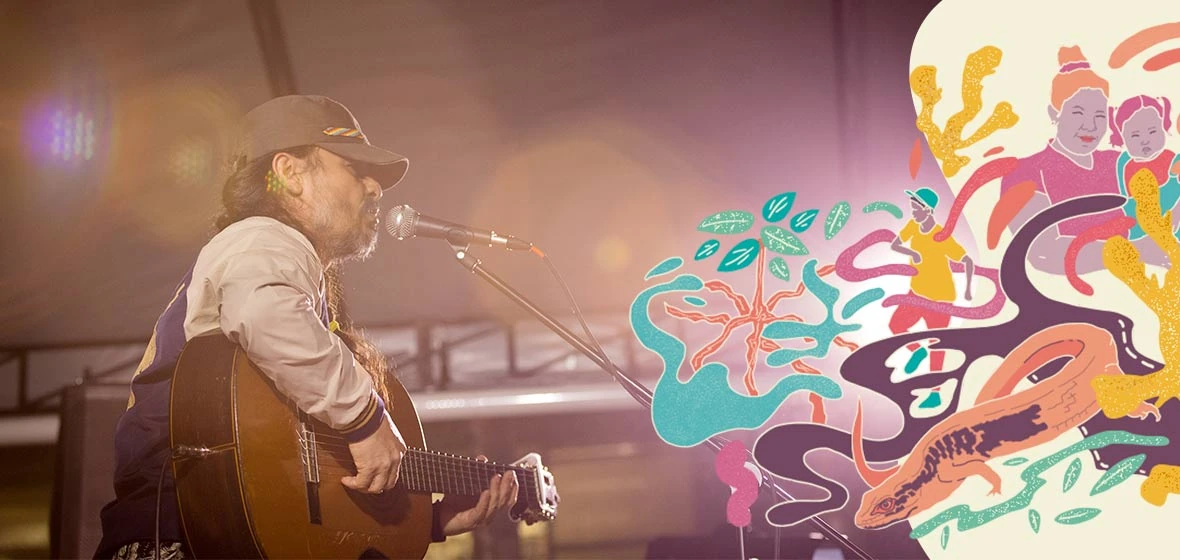 El músico Edson Velandia toca con su guitarra"