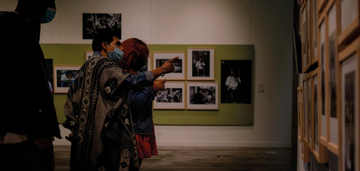 Personas contemplando la exposición