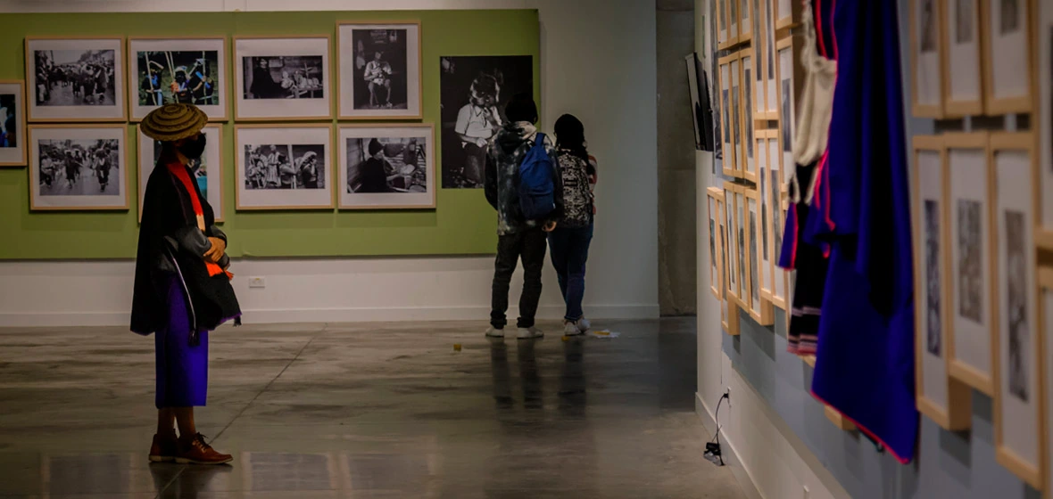 Personas contemplando la exposición