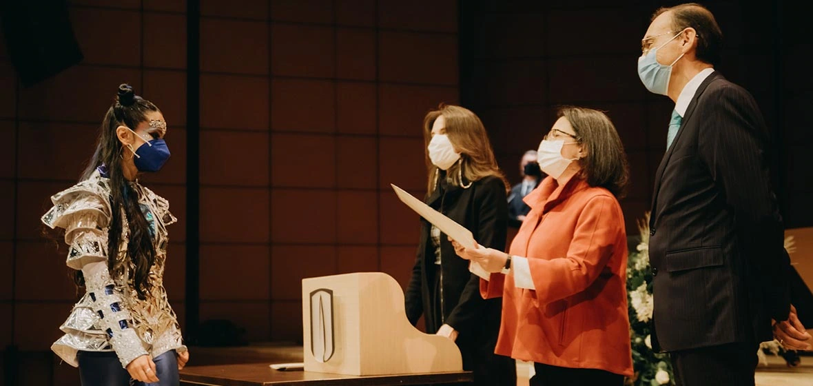 Entrega de diplomas a estudiantes