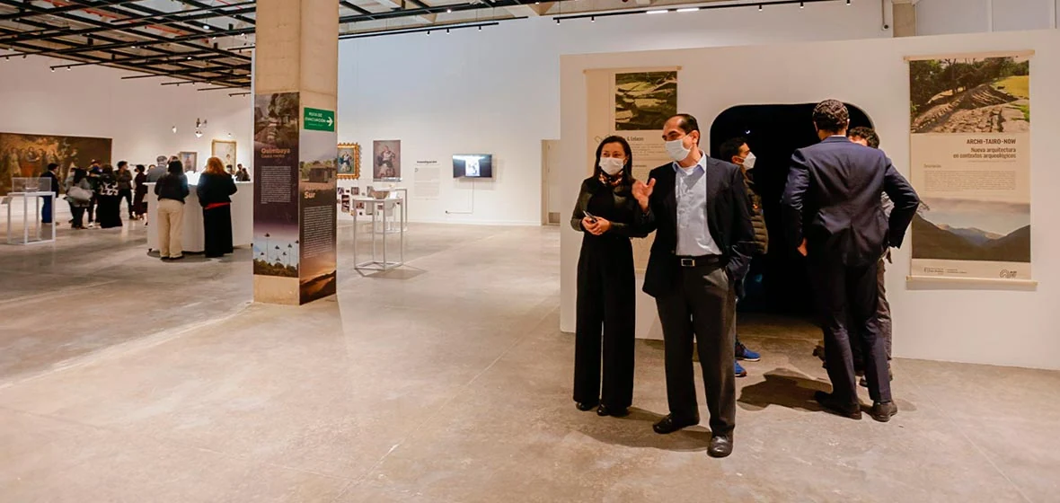 Foto de la inauguración de a nueva sala de exposiciones en el Centro Cívico Universitario