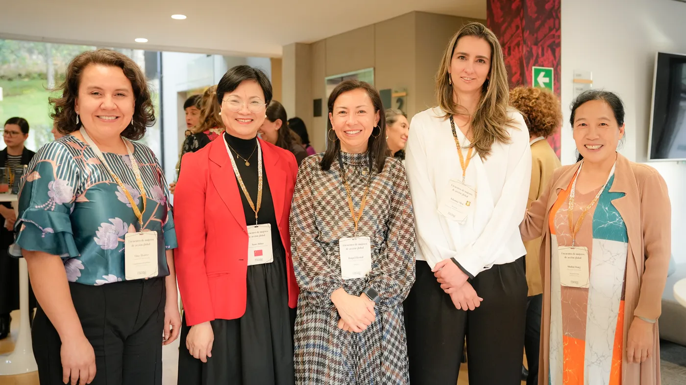 Raquel Bernal, Johanna Mick y embajadoras.
