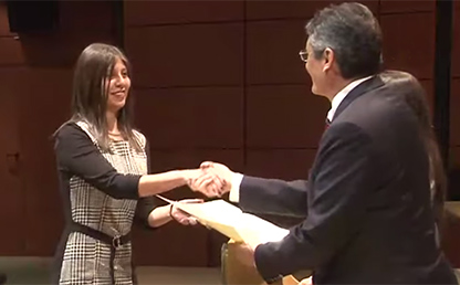 Andrea Ríos recibe su diploma de grado