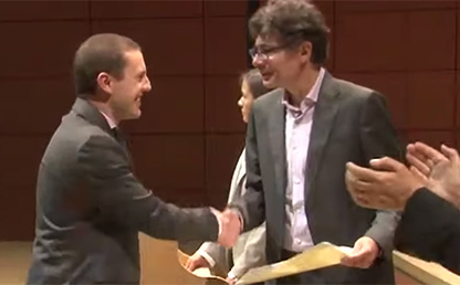 Bernardo Ortega recibe su diploma de grado