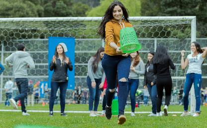 Estudiantes de Los Andes corriendo en la cancha de fútbol del Centro Deportivo de la Universidad.