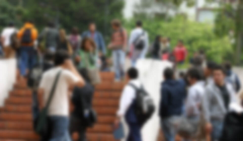 Imagen difusa de estudiantes caminando por el Campus Uniandes