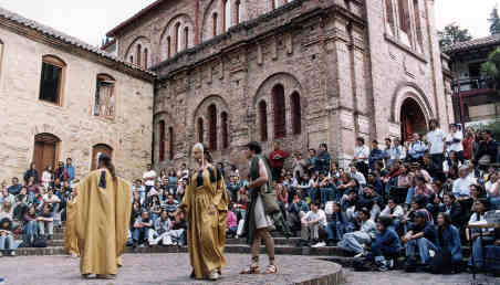 Imagen de una obra de teatro presentada en la Universidad de los Andes.