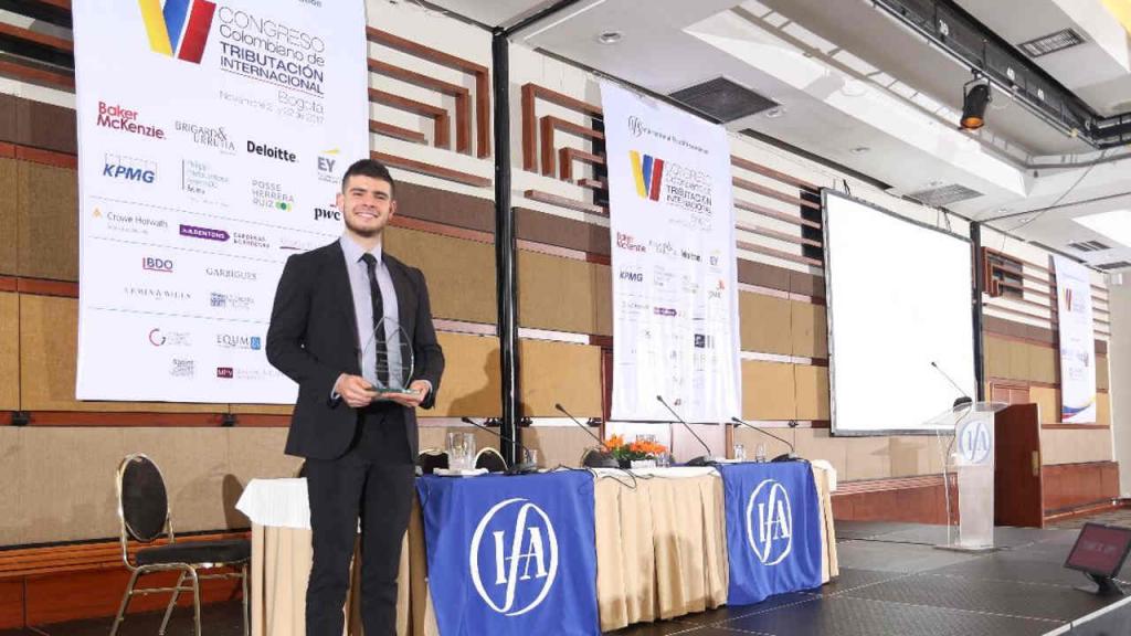 La International Fiscal Association (IFA), Capítulo Colombia, otorgó el primer puesto en el concurso Young IFA Network a Santiago Eduardo Gómez Cifuentes, estudiante de Derecho y Administración, por considerar su investigación como la mejor entre las propuestas recibidas este año.