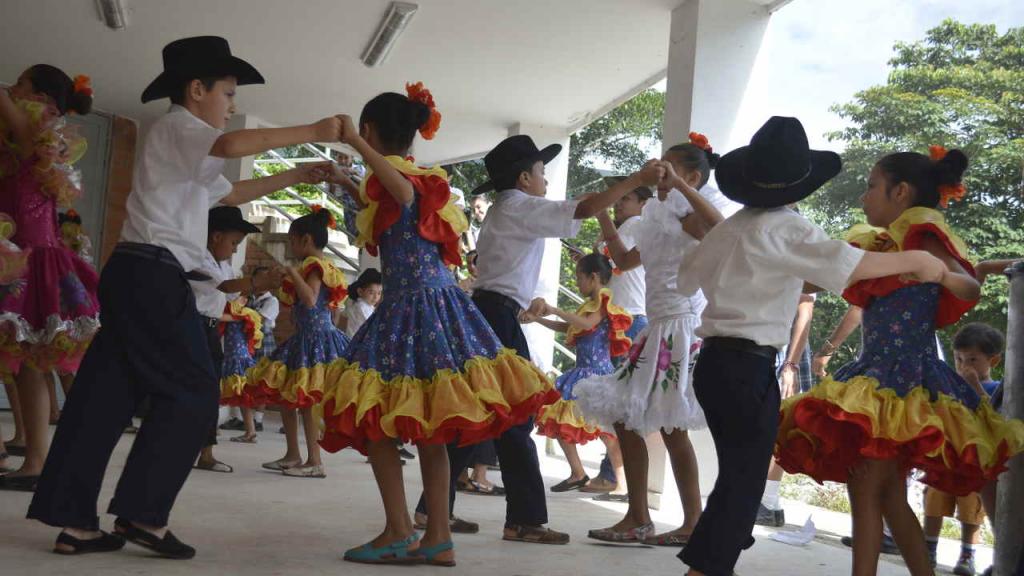 Niños realizan bailes típicos de los Llanos colombianos. 