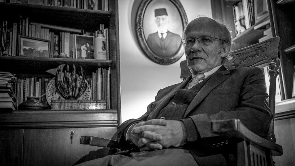Manuel Rodríguez Becerra, en el estudio de su casa. Al fondo, un cuadro con el retrato de su bisabuelo.