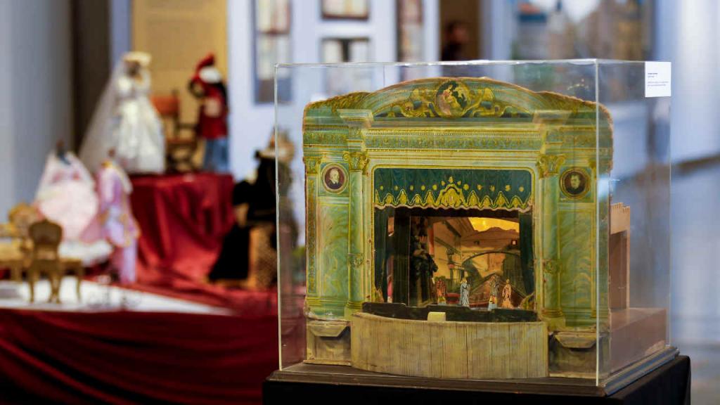 El pequeño teatro estilo victoriano de cartón fue un regalo que Jaime Manzur recibió de su mamá cuando él tenía 4 años. 