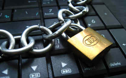 Imagen de un teclado con un candado, reflejando la censura. 
