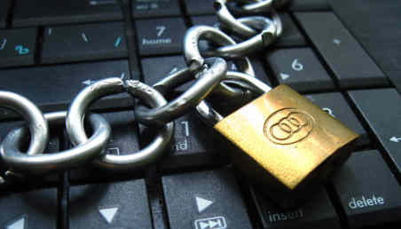 Imagen de un teclado con un candado, reflejando la censura. 