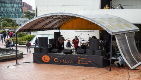 Artista se presenta en escenario de la Universidad de los Andes.