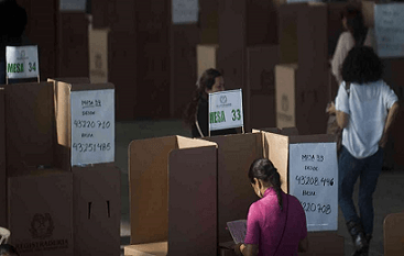 Mujeres votando 