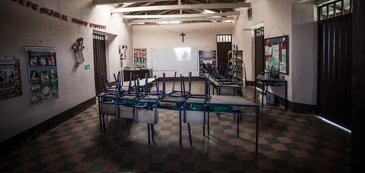 Foto de un salón de clases vacio