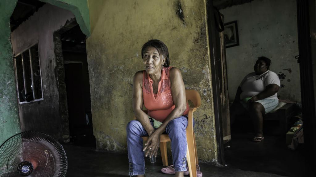 Mujer adulto mayor en condición de pobreza