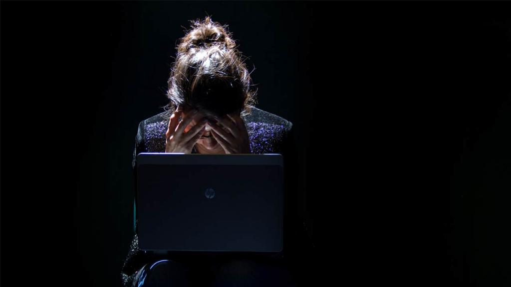 Mujer aislada frente a computador