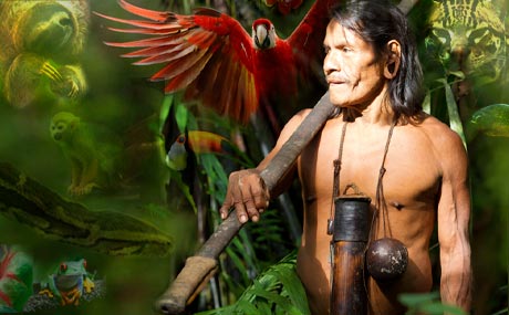 Indígena amazónico en la selva con animales alrededor