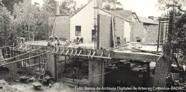 Foto de la construcción del antiguo edificio TX del Departamento de Arte. 