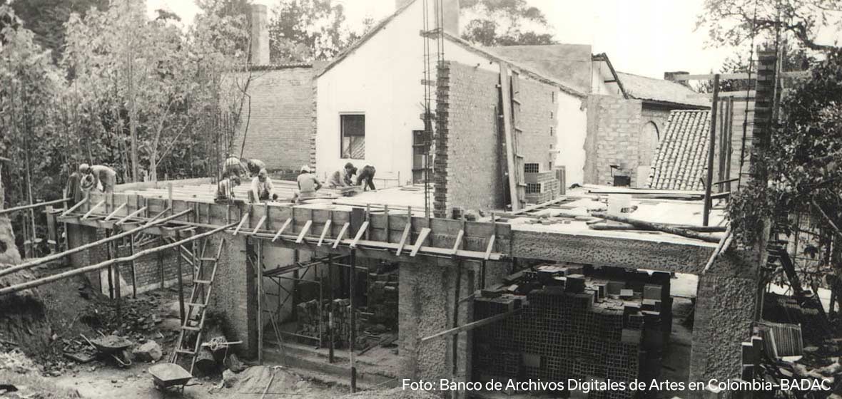Foto de la construcción del antiguo edificio TX del Departamento de Arte. 